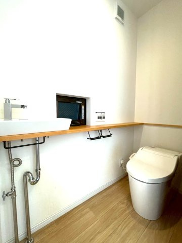 地下鉄東西線＆ＪＲ奈良線「六地蔵」駅徒歩８分◆収納スペース充実◆並列駐車２台可◆宇治市木幡御園のトイレ|トイレ