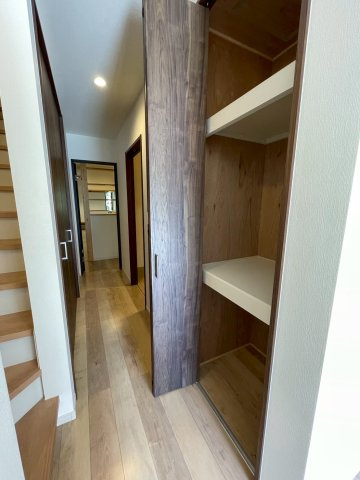 地下鉄東西線＆ＪＲ奈良線「六地蔵」駅徒歩８分◆収納スペース充実◆並列駐車２台可◆宇治市木幡御園のその他|１階廊下収納