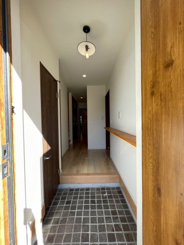地下鉄東西線＆ＪＲ奈良線「六地蔵」駅徒歩８分◆収納スペース充実◆並列駐車２台可◆宇治市木幡御園の玄関|玄関