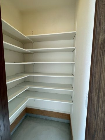 地下鉄東西線＆ＪＲ奈良線「六地蔵」駅徒歩８分◆収納スペース充実◆並列駐車２台可◆宇治市木幡御園の玄関|シューズインクローゼット