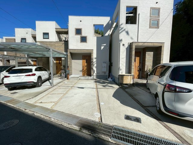 地下鉄東西線＆ＪＲ奈良線「六地蔵」駅徒歩８分◆収納スペース充実◆並列駐車２台可◆宇治市木幡御園の駐車場|駐車場