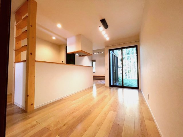 地下鉄東西線＆ＪＲ奈良線「六地蔵」駅徒歩８分◆収納スペース充実◆並列駐車２台可◆宇治市木幡御園の居間・リビング|リビング