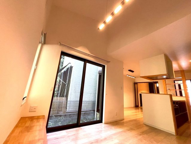 地下鉄東西線＆ＪＲ奈良線「六地蔵」駅徒歩８分◆収納スペース充実◆並列駐車２台可◆宇治市木幡御園の居間・リビング|リビング