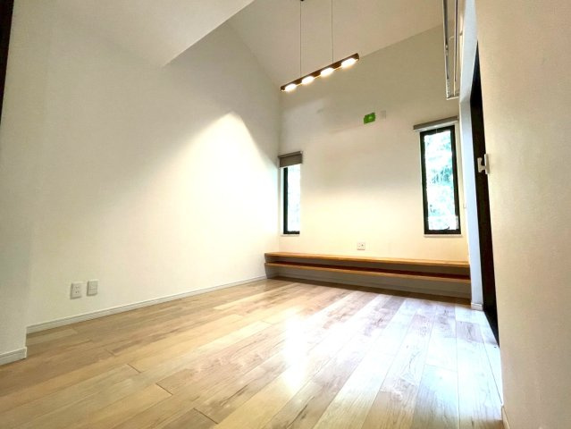 地下鉄東西線＆ＪＲ奈良線「六地蔵」駅徒歩８分◆収納スペース充実◆並列駐車２台可◆宇治市木幡御園の居間・リビング|リビング