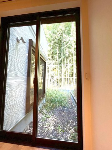 地下鉄東西線＆ＪＲ奈良線「六地蔵」駅徒歩８分◆収納スペース充実◆並列駐車２台可◆宇治市木幡御園の庭|庭