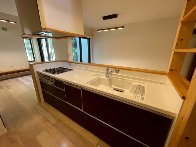 地下鉄東西線＆ＪＲ奈良線「六地蔵」駅徒歩８分◆収納スペース充実◆並列駐車２台可◆宇治市木幡御園のキッチン|キッチン