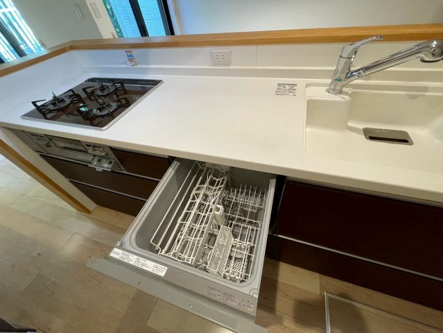 地下鉄東西線＆ＪＲ奈良線「六地蔵」駅徒歩８分◆収納スペース充実◆並列駐車２台可◆宇治市木幡御園のキッチン|食器洗浄乾燥機