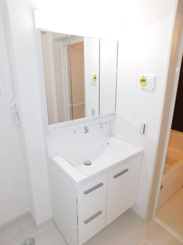 名古屋市中川区丸米町１丁目の新築一戸建の独立洗面台|◇洗面脱衣室◇　　三面鏡シャンプードレッサー♪