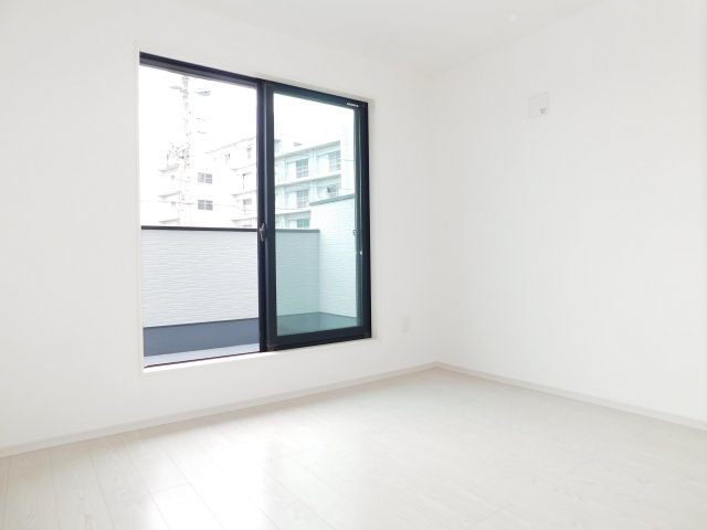 名古屋市中川区丸米町１丁目の新築一戸建の洋室|◇洋室◇　　明るい洋室５．７帖　ウォークインクローゼット完備！　バルコニー利用可♪　