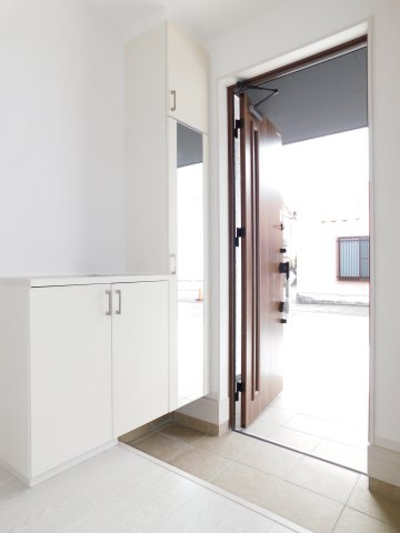 名古屋市中川区丸米町１丁目の新築一戸建の玄関|◇玄関収納◇　　家族の履物がしっかり収納できるミラー付玄関収納♪　玄関にはベビーカーやアウトドア用品が置けるシューズインクローク完備！