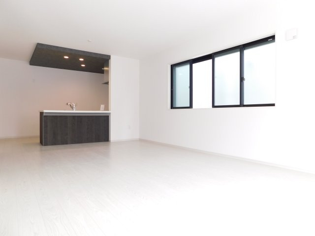 名古屋市中川区丸米町１丁目の新築一戸建の居間・リビング|◇リビング◇　　広くて明るいリビング１９．７帖　おしゃれな折下天井のフラットキッチン♪