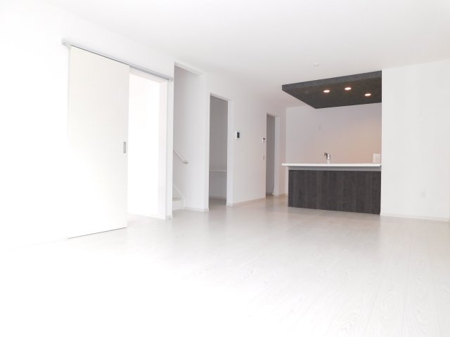 名古屋市中川区丸米町１丁目の新築一戸建の居間・リビング|◇リビング◇　　広くて明るいリビング１９．７帖　リビング横にはカウンター付きのＤＥＮ完備♪