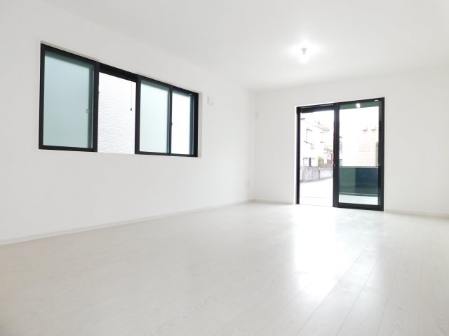 名古屋市中川区丸米町１丁目の新築一戸建の居間・リビング|◇リビング◇　　広くて明るいリビング１９．７帖　大きな窓の開放的な空間♪