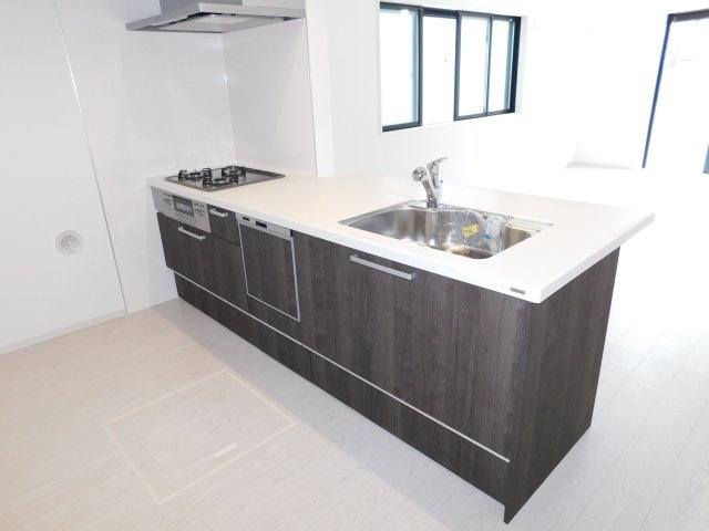 名古屋市中川区丸米町１丁目の新築一戸建のキッチン|◇キッチン◇　　人気のフラットキッチン・人造大理石カウンター・食洗機・浄水器一体型水栓・静音仕様シンク・薄型換気扇・Ｓｉセンサーコンロ（３口）・床下収納庫