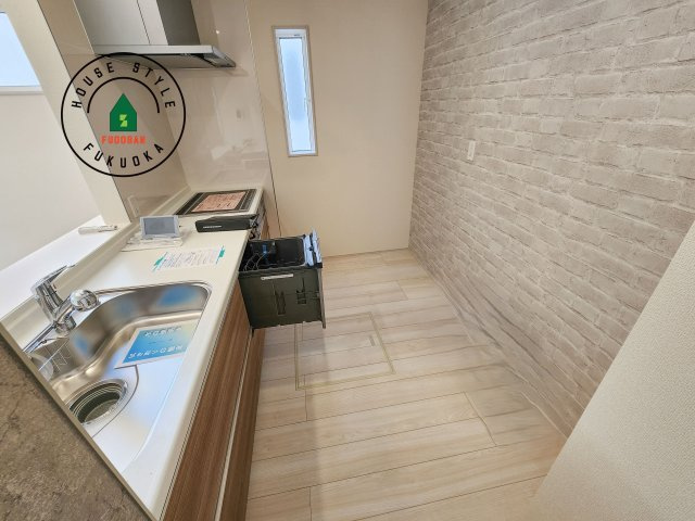 糟屋郡志免町王子2丁目第1-8棟（2号棟）の内観：施工例|ダイニングテーブルへの配膳がラクラク、お料理はかどるカウンター付きシステムキッチン！