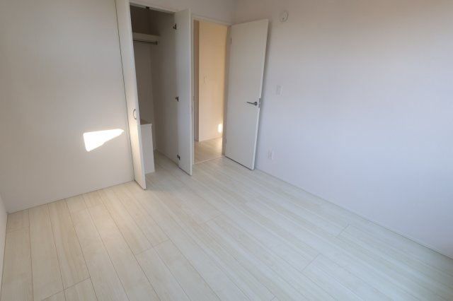 《仲介手数料無料》上尾市大字上650-5(全1戸)新築一戸建てグラファーレの洋室