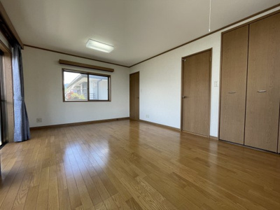 【洋室】 | 仰木の里東５丁目 | クローゼットのあるお部屋！荷物を収納することでお部屋をスマートに見せることができます。