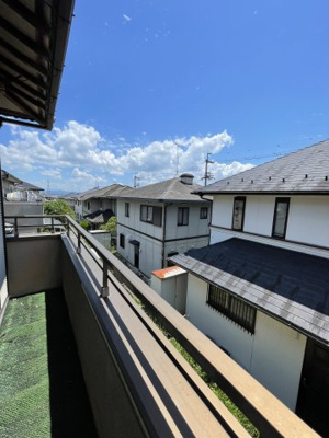 【バルコニー】 | 仰木の里東５丁目 | 朝の澄んだ空気や、夕方に吹く清々しい風を感じられるバルコニー。