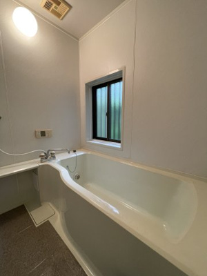 【浴室】 | 仰木の里東５丁目 | 一日の疲れを癒すバスルームは、心地よいリラックスを叶える清潔感溢れる美しい空間です。