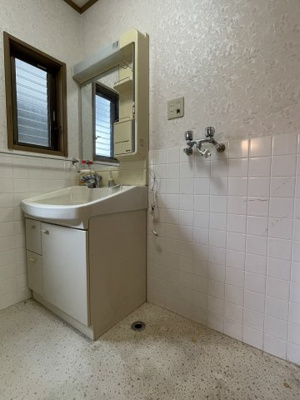 【独立洗面台】 | 仰木の里東５丁目 | 清潔感ある洗面台は、身だしなみチェックや肌のお手入れに最適です。