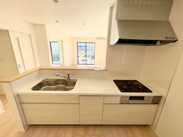 平屋タイプもある全8区画の建売分譲！耐震等級３！ご成約プレゼント対象物件！のキッチン|家族の会話が弾む開放的なカウンターキッチンです♪　２号棟