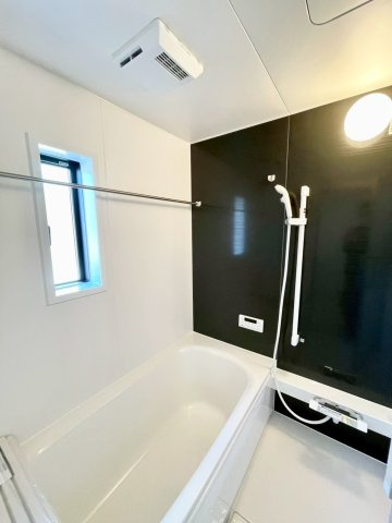 平屋タイプもある全8区画の建売分譲！耐震等級３！ご成約プレゼント対象物件！の浴室|浴室乾燥機付きのお風呂です♪窓もあるので換気などもしっかりできます！！　２号棟