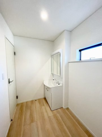 平屋タイプもある全8区画の建売分譲！耐震等級３！ご成約プレゼント対象物件！の独立洗面台|洗濯機を置いても余裕の広さ！鏡の裏には収納スペース付き！　２号棟