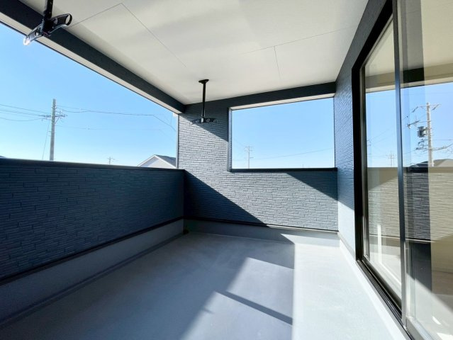 平屋タイプもある全8区画の建売分譲！耐震等級３！ご成約プレゼント対象物件！のバルコニー|日当たり良好な広いバルコニー！洗濯物の出し入れなど楽々できちゃいます♪　２号棟