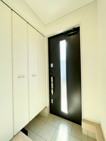 平屋タイプもある全8区画の建売分譲！耐震等級３！ご成約プレゼント対象物件！の玄関|玄関には大容量のシューズボックスが付いているので毎日の靴選びも楽々です♪　２号棟