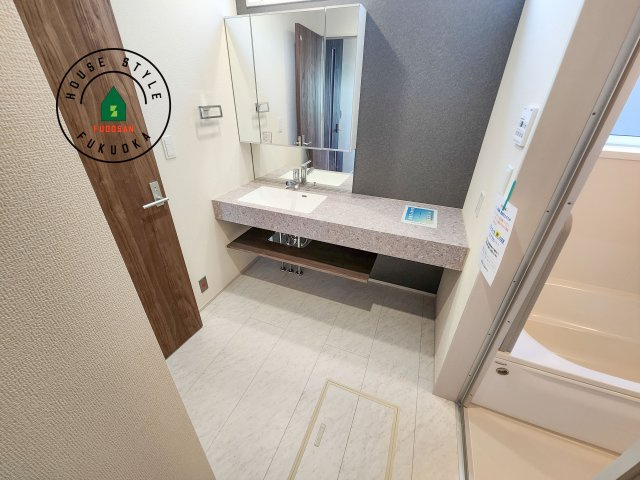 糟屋郡志免町王子2丁目第1-8棟（3号棟）の内観：施工例|ゆとりの洗面スペースで朝の身支度もスムーズに。暮らしを快適に変えるシャワー付洗面台です！