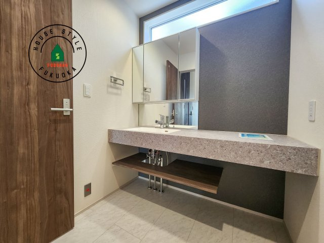 糟屋郡志免町王子2丁目第1-8棟（3号棟）の内観：施工例|毎日使うものだから清潔な空間を保ちたい水回り。洗面にはそんな願いを解消させてくれる収納アイデアが満載です。三面鏡の裏側にはキャビネットが現れ小物から背の高い物まで収納できます。