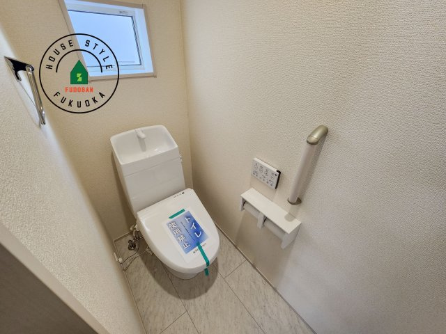 糟屋郡志免町王子2丁目第1-8棟（3号棟）の内観：施工例|温水洗浄便座を完備しております。2ヶ所にトイレがあるのは朝の慌ただしい時間も安心です。