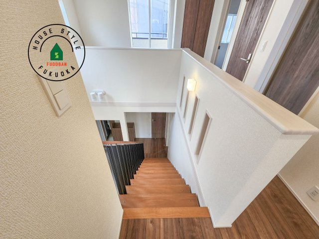 糟屋郡志免町王子2丁目第1-8棟（3号棟）の内観：施工例|＜手すり付階段＞手すりがないと階段の昇り降りで危険なことはもちろん、壁に手をつきながら歩くことで壁紙が汚れやすくなります。すべての方に快適に昇り降りしていただくため、手すりを設置しました。