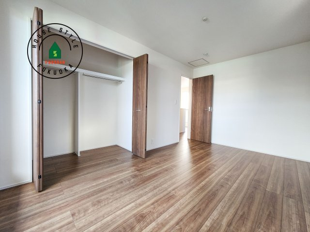 糟屋郡志免町王子2丁目第1-8棟（3号棟）の内観：施工例|主寝室には収納力に優れたクローゼットがありますので、お部屋もすっきり片付きます。