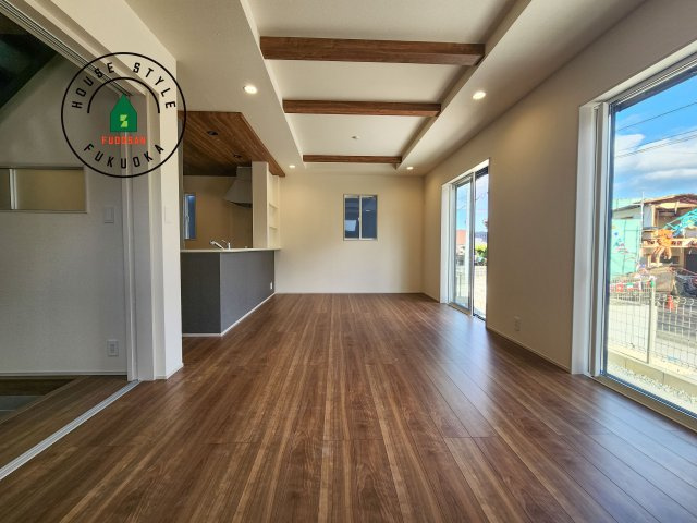 糟屋郡志免町王子2丁目第1-8棟（3号棟）の内観：施工例|キッチンからリビングをしっかり確認できます。家族の笑顔があふれる空間になりそうですね。