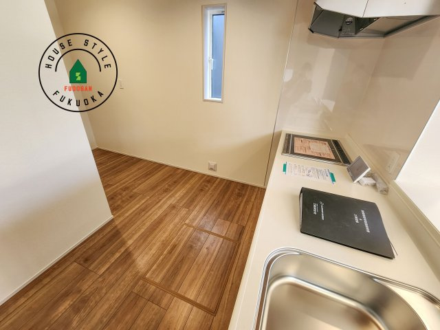 糟屋郡志免町王子2丁目第1-8棟（3号棟）の内観：施工例|ダイニングテーブルへの配膳がラクラク、お料理はかどるカウンター付きシステムキッチン！