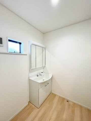 東御市常田第２の独立洗面台|洗濯機を置いても余裕の広さ！鏡の裏には収納スペース付き！