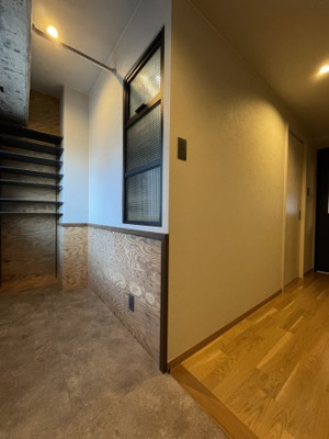 【玄関】 | 大津スカイハイツ | 明るく広々とした玄関は、開放感があり温かみを感じさせてくれます。