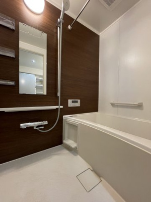 【浴室】 | 大津スカイハイツ | 一日の疲れを癒すバスルームは、心地よいリラックスを叶える清潔感溢れる美しい空間です。