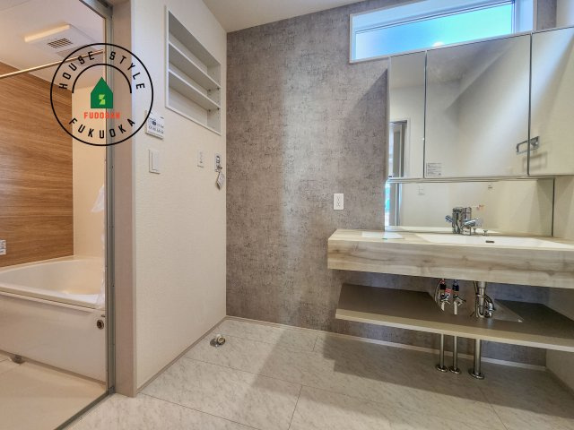 糟屋郡志免町王子2丁目第1-8棟（4号棟）の内観：施工例|ゆとりの洗面スペースで朝の身支度もスムーズに。暮らしを快適に変えるシャワー付洗面台です！