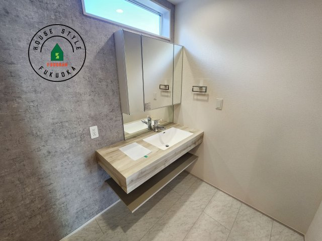 糟屋郡志免町王子2丁目第1-8棟（4号棟）の内観：施工例|毎日使うものだから清潔な空間を保ちたい水回り。洗面にはそんな願いを解消させてくれる収納アイデアが満載です。三面鏡の裏側にはキャビネットが現れ小物から背の高い物まで収納できます。