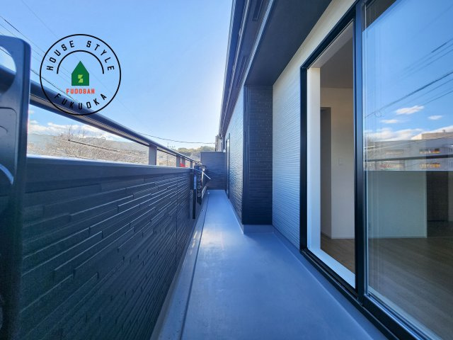 糟屋郡志免町王子2丁目第1-8棟（4号棟）の外観：施工例|風をしっかりと感じられるバルコニーでは、毎日が洗濯日和です。広々としているので洗濯も楽しくなるでしょうし、気分転換にバルコニーからの眺めを楽しむのもいいでしょう。