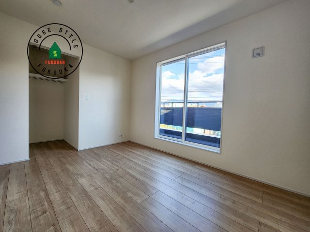 糟屋郡志免町王子2丁目第1-8棟（4号棟）の内観：施工例|採光良好な洋室は全居室、複層ガラスの遮熱効果と断熱効果で、一年中快適に過ごせます。