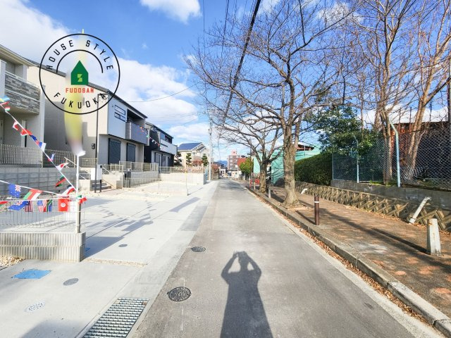 糟屋郡志免町王子2丁目第1-8棟（4号棟）の前面道路含む現地写真|前面道路は閑静な住宅地をはしる車通りの少ない道路。お車の出し入れが苦手なママや小さなお子様にも安心ですね。しっかり舗装もされているので、ベビーカーや自転車で通っても快適に通行できます。前面道路です。