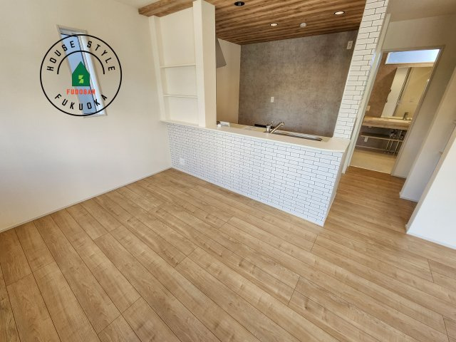 糟屋郡志免町王子2丁目第1-8棟（4号棟）の内観：施工例|キッチンから立ち込める香りが今日の料理を期待させます。