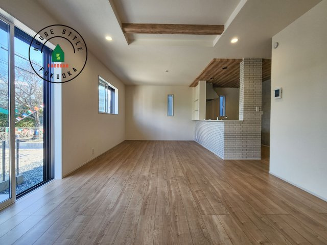 糟屋郡志免町王子2丁目第1-8棟（4号棟）の内観：施工例|キッチンからリビングをしっかり確認できます。家族の笑顔があふれる空間になりそうですね。