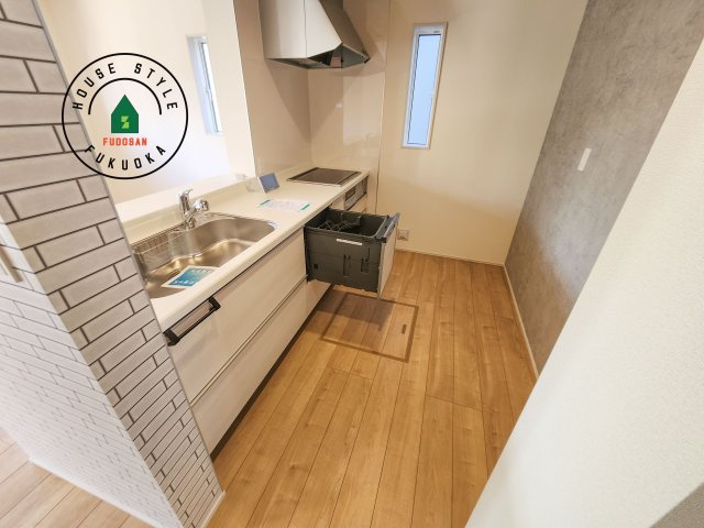 糟屋郡志免町王子2丁目第1-8棟（4号棟）の内観：施工例|ダイニングテーブルへの配膳がラクラク、お料理はかどるカウンター付きシステムキッチン！