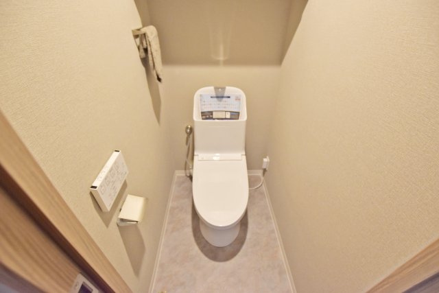 グラン・ドムール尼崎のトイレ|温水洗浄便座付きトイレで、座った時にヒヤっとせず年中快適なトイレ時間を過ごせます。