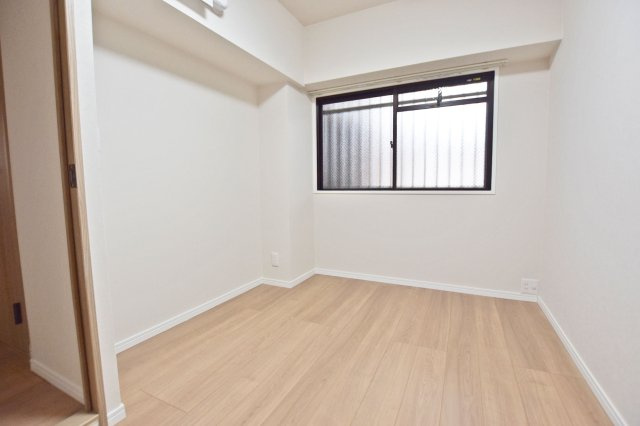グラン・ドムール尼崎の洋室|-洋室4.6帖-
ホワイトの内装に新規で張り替えられたフローリングの木目が映えています。家具や敷物のカスタマイズを楽しんでください。