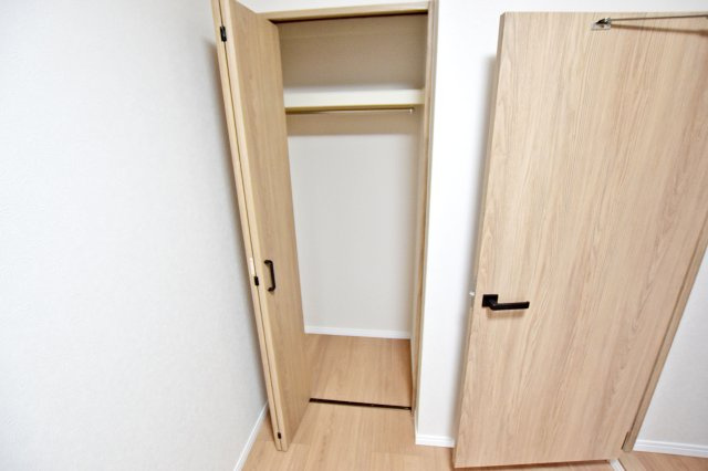 グラン・ドムール尼崎の洋室|-洋室4.6帖-
収納スペースは枕棚とハンガーレールを導入。